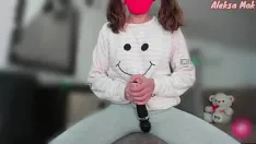 Abspielen Geiles college-mädchen im pyjama reitet spielzeug wie cowgirl und spritzt ab