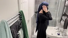 Jouer Oh mon dieu! je ne savais pas que les filles arabes faisaient ça. une caméra cachée dans mon appartement de location a surpris une fille arabe musulmane en hijab en train de se masturber sous la douche.