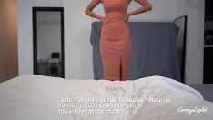 Abspielen Der 18-jährige stiefsohn eines teenagers wacht auf und bekommt von seiner stiefmutter einen blowjob. die milf hilft dabei, schnell abzuspritzen