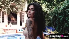 Riproduci Una bellezza latina tutta naturale tatuata che mostra la sua figa pelosa all'aperto