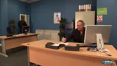 Odtwórz Seks grupowy w biurze z trzema napalonymi facetami i brunetką kochającą anal