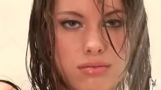 Abspielen Tiffani amber, die heiße braunhaarige tussi, geht auf die toilette