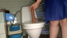 Abspielen Die kurvige milf mit dem dicken bauch fickt sich auf der toilette