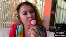 Reproduzir Pov petite hj amoroso adolescente fala sacanagem enquanto masturba o pau duro