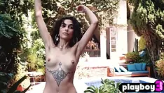 Putar Hades remaja bertato cantik berpose dalam balutan pakaian dalam seksi dan memperlihatkan tubuhnya yang menakjubkan