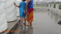 再生 雨風呂のフルシーンの後のゴージャスなおっぱいインドのバビxxxファック