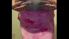 再生 ピンクのドレスを着た男性がゆっくりとブラジャーを露出させ、ブラジャーとパンティーに脱ぎ、紫色のパンティーに射精する