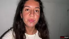 Riproduci Una studentessa perduta viene martellata anonima in una villa abbandonata