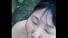 Riproduci Pissing e pompino all'aperto: Duk piscia nella bocca di David e riceve un pompino
