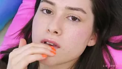 Играть Сияющая юная брюнетка шалит на массажном кастинге
