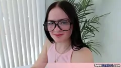 Redare Petite Teen Geek se lasă jos cu Sexbot Fetish