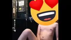 Afspelen Solojongen in amateurvideo pronkt met zijn met lotion bedekte lul terwijl hij een orgasme bereikt