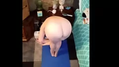 Jouer Naughty Morning Yoga: Big Tits & Bubble Butt with Momma Vee