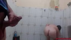 播放 继妈妈无法抗拒儿子的大公鸡：肛门喜悦
