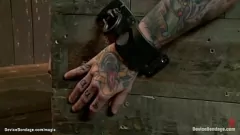 Afspelen Hardcore Lesbian BDSM: getatoeëerde Claire Adams in ruwe bondage en slaan