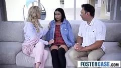 Reproduzir Threesome a vapor com milf peitudos e irmãs de adolescentes travessores