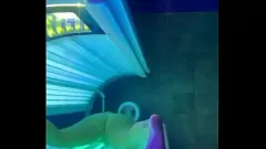 Jouer Brunette milf allié blanc ne peut pas résister à se toucher dans la cabine de bronzage public