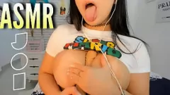 Jouer Asmr joi: brune sexy la plus chaude en jean serré short guides votre main