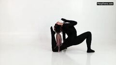 再生 ラテックスを着た体操選手のLola Kauchukは、柔軟性と魅力的なチャームを紹介しています