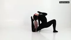 Reproduzir Ginasta vestida de látex Lola Kauchuk mostra flexibilidade e encantos sedutores