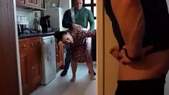 Afspelen Cuckold echtgenoot kijkt naar de door Creampie gevulde grote buit van vrouwen