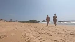 Afspelen Naughty -stel leeft de nudistische droom op openbaar strand in Mexico