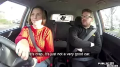 Reproduzir Morena amadora com peitos grandes recebem ação de POV no carro