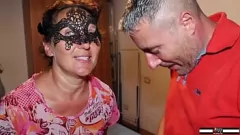 Riproduci La bruna matura Elisabetta 50 anni invita il toy boy Max Peccato per una scopata anale hardcore