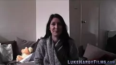 Riproduci Sophie Garcia si fa sfondare la figa da Luke Hardy in questo intenso porno hardcore britannico