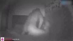 Abspielen 18-jähriger Teenager genießt harten Sex im Doggystyle im Dunkeln und räumt danach auf