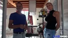 播放 她透露，她是一个天生的女性气质，以她的节俭而游荡！ 【蜡像录像】
