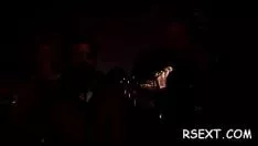 Играть Горячая черная потаскушка сосет белый хвастливый пунш и получает сильное поражение