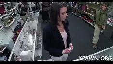 Afspelen Grote kerel werkt zijn pronkerige frankfurter-interieur een niet-professionele covergirl